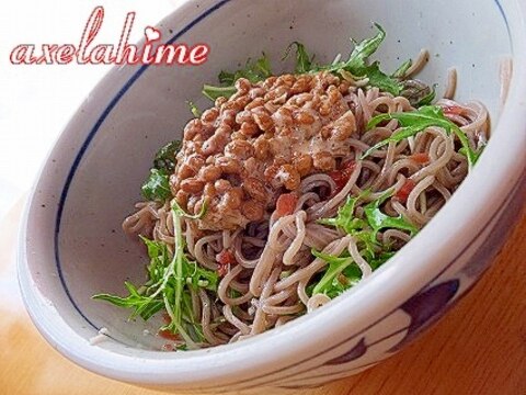 簡単☆カリカリ梅と三つ葉のまぜ蕎麦♪納豆のせ